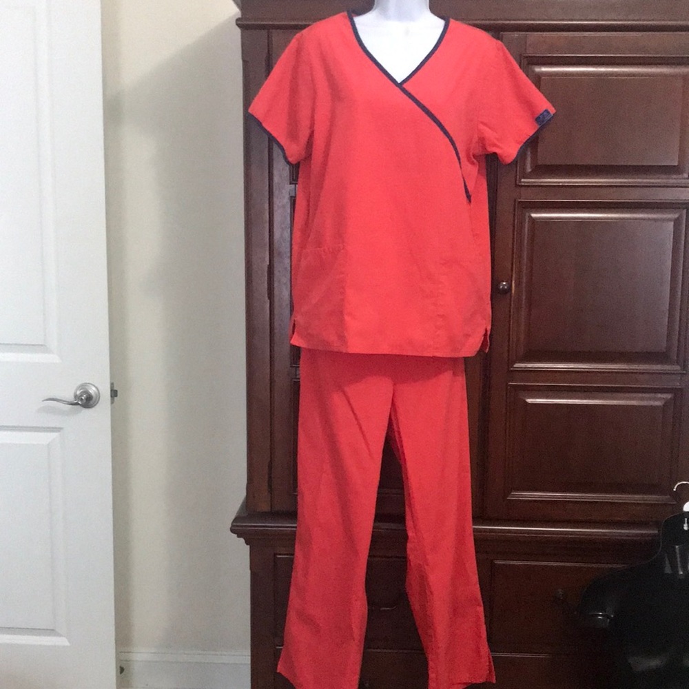 Women’s scrubs size L (top) and LP (pants)